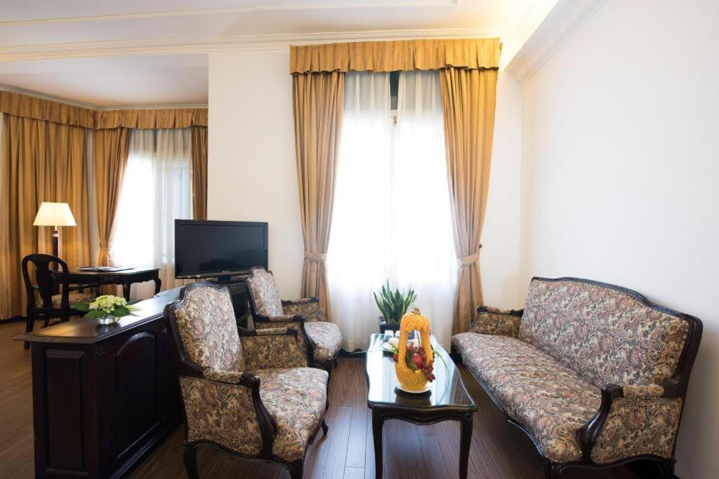 Hoa Binh Hotel Hanoi Kültér fotó